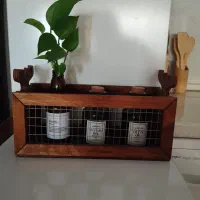 استند چوبی گوزن جلو توری فلزی