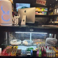 باریستا و فروشنده خانم جوان