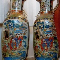 جفت گلدان آنتیک کنار سالنی چینی