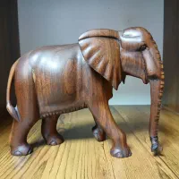 مجسمه چوبی فیل و کل یالدار آفریقایی