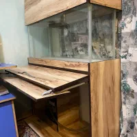 آکواریوم بزرگ با میز