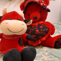 عروسک  خرس و گاو قرمز