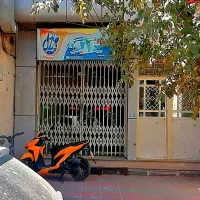 مغازه-تجاری-بر-خیابان-انقلاب-چهارمردان