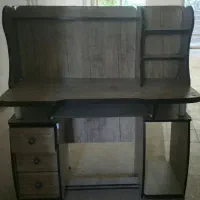 میز تحریر و کامپیوتر