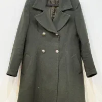 پالتو سبز خاص و خوش‌دوخت، استایل شیک و رسمی