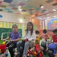 مربی و همبازی کودک