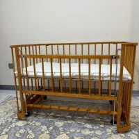 تخت کنار مادر و ننو