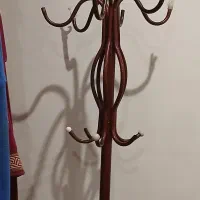 جا لباسی ایستاده
