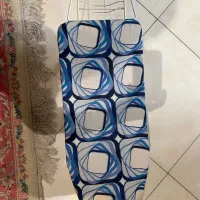 میز اتو نشسته