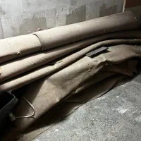 تعداد زیاد موکت قهوه ای