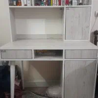 میز تحریر و کتابخانه