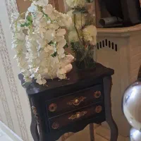 میز همراه با گل