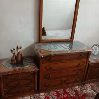 آیینه و پاتختی چوبی