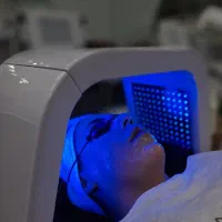 پاکسازی و فشیال پوست