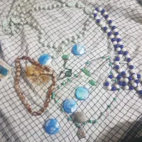تعدادی سنگ وگردنبند