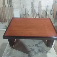 میز تحریر نشسته