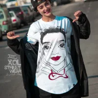 نقاش و طراح خانم جهت نقاشی روی لباس و دیوار