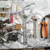 پنج تیکه ابزار دوتا فرانسه سیم چین چکش..( 2500 ت)
