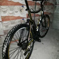 یک مبل دونفره و سه تا دوچرخه آلومینیومی