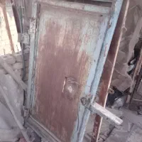 در آغول کبوتر آهنی کفتر درب