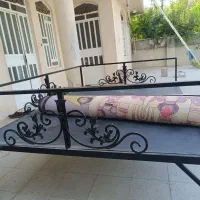 تخت بزرگ فلزی