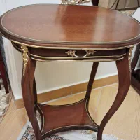 یک عدد میز چوبی کنار مبلی