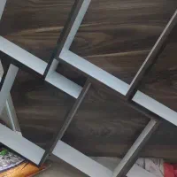 تعدادی قفسه با میز کانتر به فروش می‌رسید