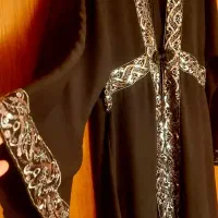 مانتوی کرپ بلند مشکی با نوار دوزی پولکی مجلسی