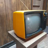 تلوزیون قدیمی سیاه و سفید توشیبا زرد قناری گوجه ای