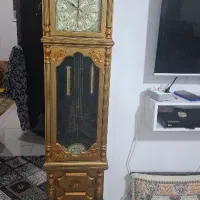 ساعت ایستاده رنگ طلایی کار میکنه فقط باطری میخواد