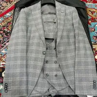 یک دست کت شلوار نو