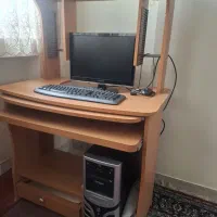 کامپیوتر با میز