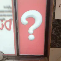 فروشنده خانم در فروشگاه