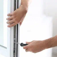 نصاب درب و پنجره یا نیرو فنی ماهر