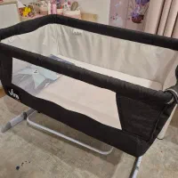 تخت کنار مادر