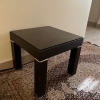 میز چهارگوش با پایه چرمی و  شیشه دودی