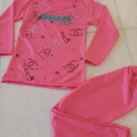 تعدادی زیادی لباس بچگانه و کفش