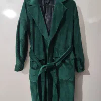 یک عدد کاپشن دوعدد پاییزه و پالتو|لباس|میانه, |دیوار