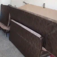 یک دست مبل راحتی در حد نو با میز تلفن فرفورژه