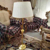 آباژور ایستاده