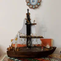 دکوری و بار قایق چوبی و جام شراب خوری