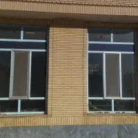تعدادی در و پنجره فروشی