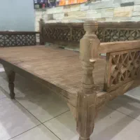 نیمکت چوبی