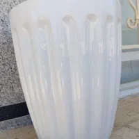 گلدان سفالی و تعدادی گلدان پلاستیکی