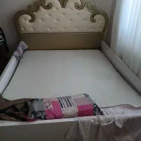 تخت به همراه پادری