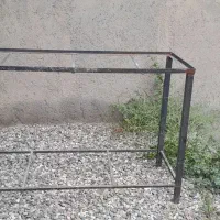 فروش یک میز فلزی محکم با روی سنگ