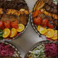 صندوقدار خانم در رستوران و بیرون بر