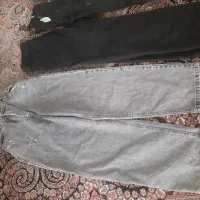 تعدادی لباس شلوار لی و کتونی