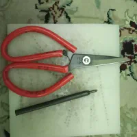 تعدادی لوازم ابتدایی چرم دوزی