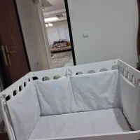 تخت کنار مادر و گهواره شو